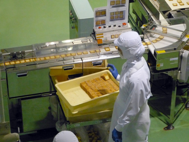 boulangerie-MENTON-min_japan_sapporo_chocolate_factory_label_packaging_cookie_machine_operator-961505